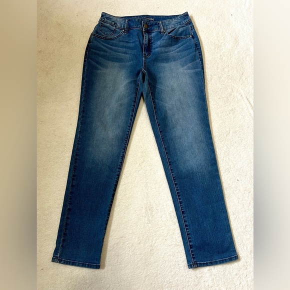 Chico's Platinum Light Wash Ankle Jeans - Size 00 (29") - Picture 2 of 10